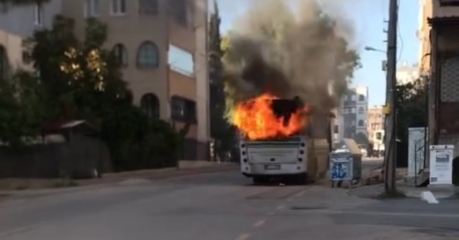 Adana’da park halindeki halk otobüsü yandı