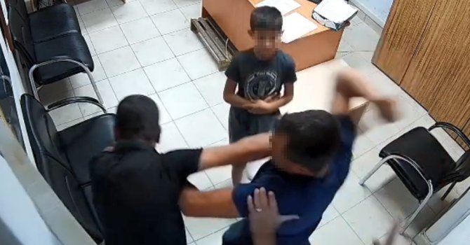 O anlar kamerada: Boşanma aşamasında kocaya, polis merkezinde kayınço dayağı