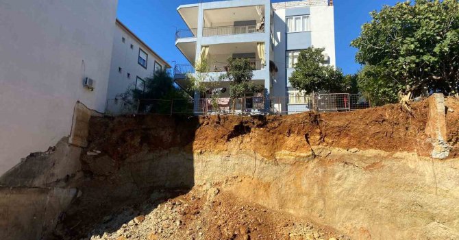 Antalya’da kazı sırasında toprak kayması yaşanan alan görüntülendi