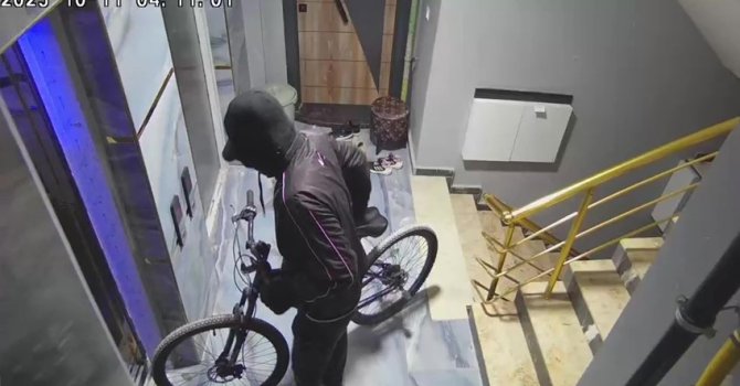 Yüzü maskeli bisiklet hırsızı kameraya yakalandı