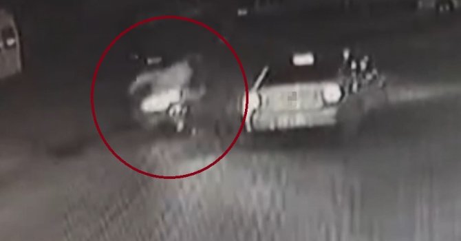 Kaza anı kamerada: Otomobil ile motosiklet çarpıştı