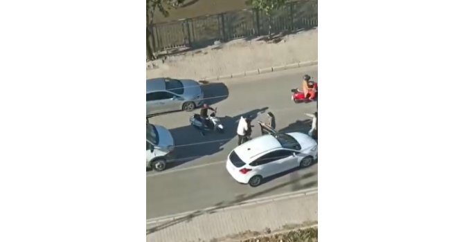 Trafikte yol verme kavgası: Birbirlerine yumrukla saldırdılar, o anlar kamerada