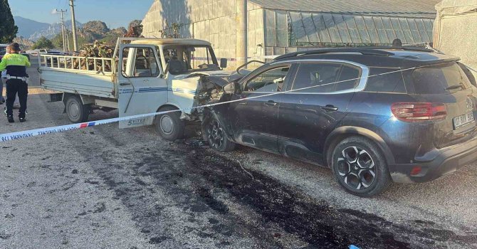 Serik’te otomobil ile kamyonet çarpıştı: 3 yaralı
