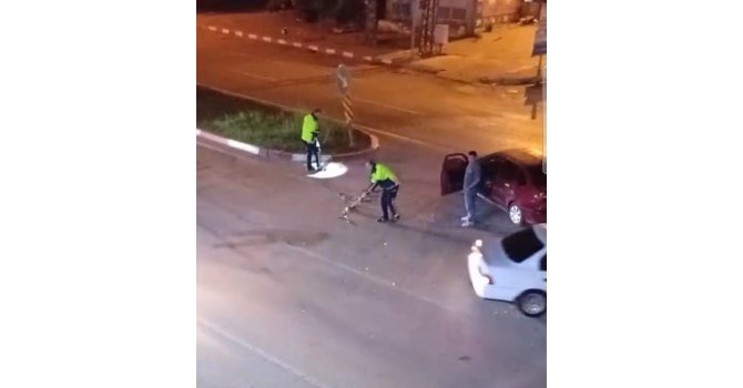 Kaza sonrası trafik polisi yolu süpürgeyle temizledi