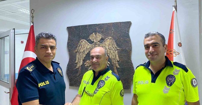 Kaza sonrası yolu süpüren trafik polislerine Emniyet Müdürü’nden teşekkür