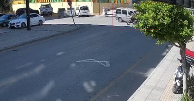 Kaza anı kamerada: 4 kişinin olduğu motosiklete araç çarptı