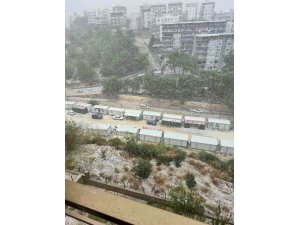 Hatay’da dolu yağışı beyaza bürüdü