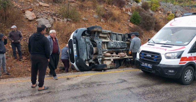 Mersin’de kamyonet devrildi: 3 yaralı