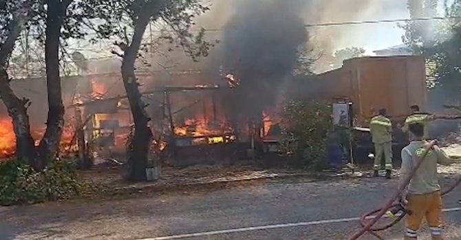 Antalya’da terk edilmiş baraka alev topuna döndü