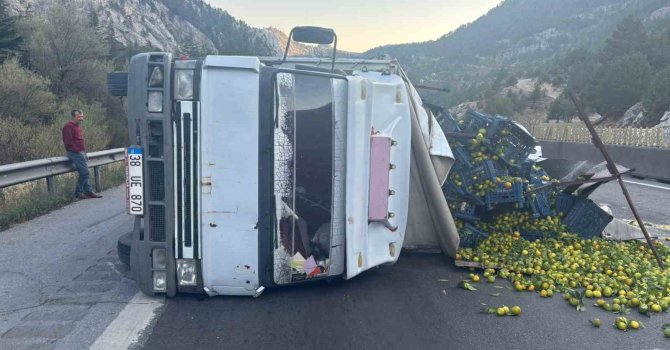 Tarsus’ta narenciye yüklü kamyon devrildi