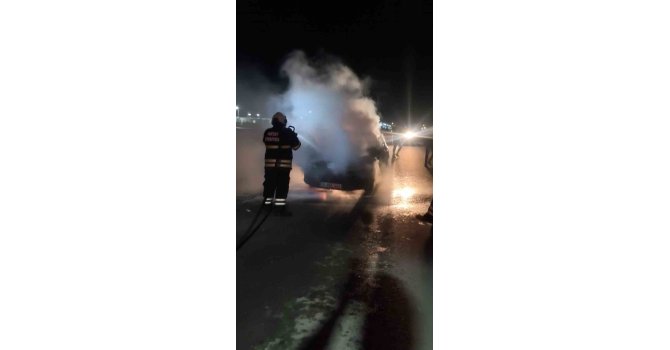 Antakya’da otomobil yandı