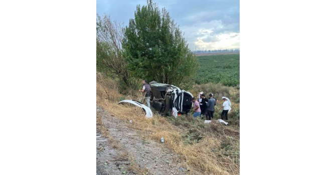 Takla atıp şarampole devrilen genç sürücü hayatını kaybetti