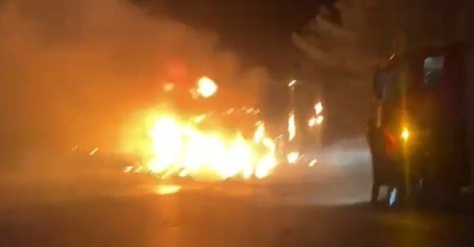 Et yüklü tır dorsesi yandı