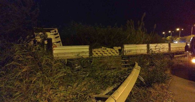 Çimento yüklü tır devrildi, şans eseri yaralanan olmadı