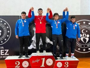 Manavgatlı güreşçilerden çifte şampiyonluk