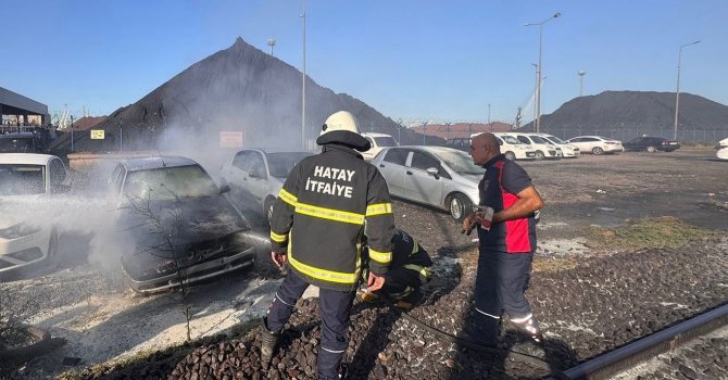 İskenderun’da park halindeki otomobil yandı