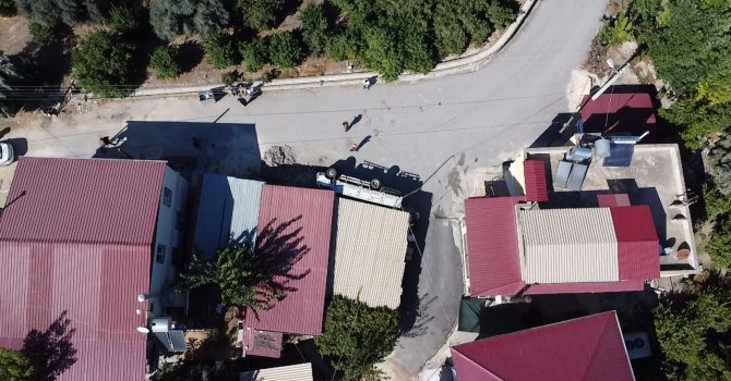 Kamyonet 2 evin arasındaki depoya girdi, yaralılar ekiplerin çalışmasıyla kurtarıldı