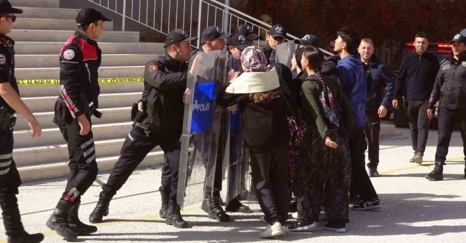 Burdur’da deprem tatbikatında öğrencilerin oyunculuğu gerçeği aratmadı