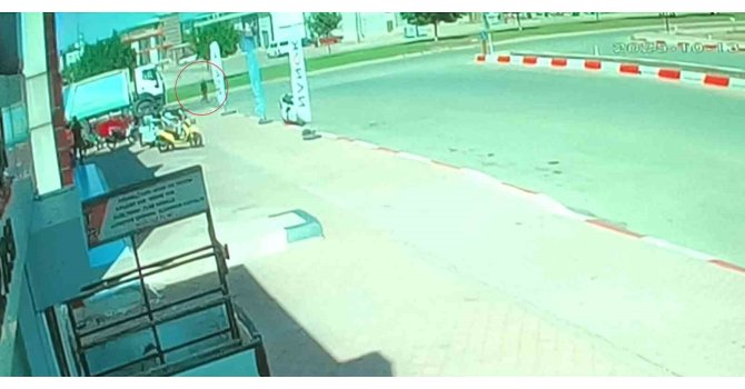 Yolun karşısına geçen yaya, çöp kamyonunu altında kaldı