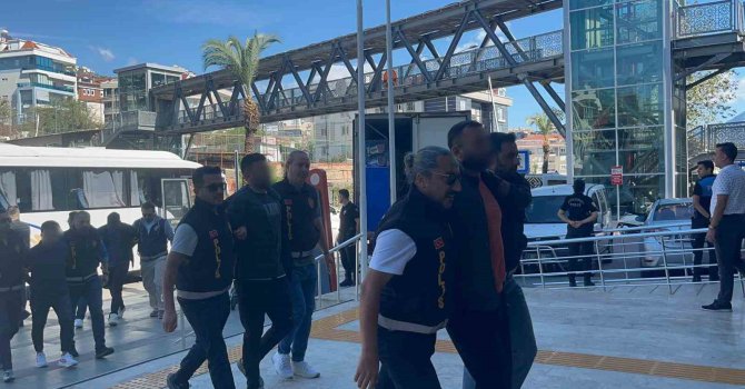 Antalya’da sokakta bıçaklandı, cesedi sarp kayalıklarda bulundu