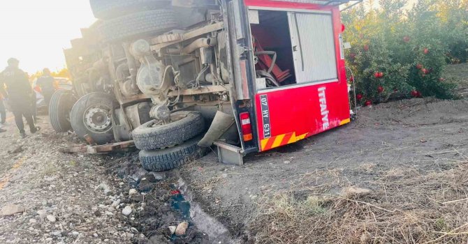 Antalya’da yangına giden itfaiye aracı devrildi: 2 yaralı