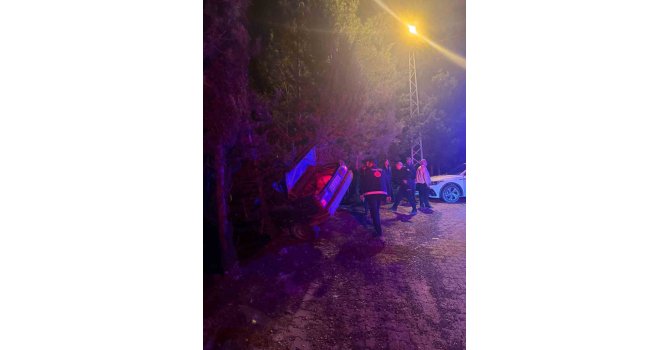 Osmaniye’de otomobil uçuruma düşmekten ağaç sayesinde kurtuldu: 3 yaralı