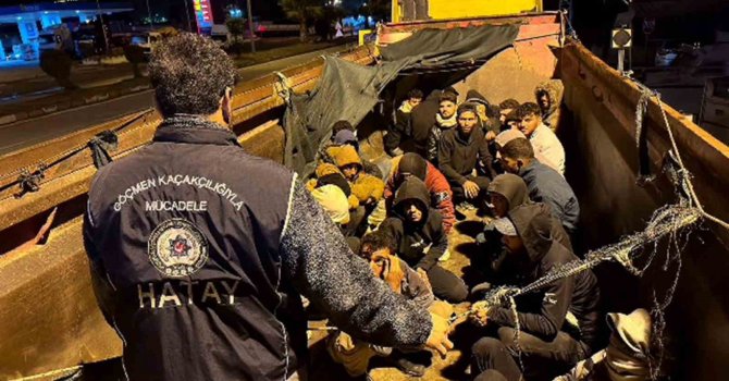 Hafriyat kamyonu kasasından moloz yerine göçmen çıktı