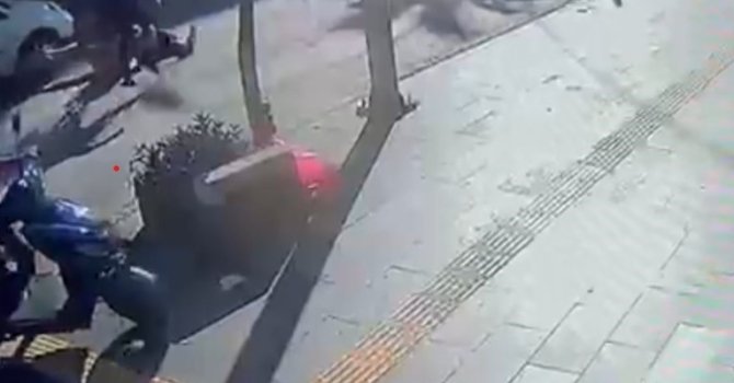 Yaya geçidinden geçen Alman aileye otomobil çarptı: 1 yaralı