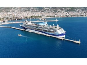 Lüks kruvaziyer bin 739 yolcu, 742 mürettebatıyla Alanya’ya demirledi