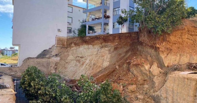 Antalya’da bir evi tahliye ettiren inşaat temelinde ikinci toprak kayması