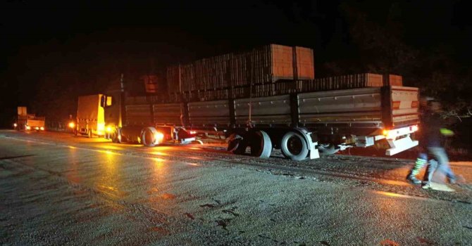 Burdur’da otomobil ile tır çarpıştı: 1 ölü, 2 yaralı