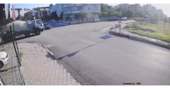 Beton mikseriyle otomobilin çarpıştığı kaza kamerada