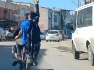 Adana’da trajikomik görüntü: Serum takılı halde motosikletle yolculuk yaptı