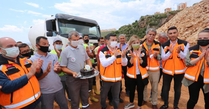 Başkan Tütüncü’ye, belediye işçilerinden doğum günü sürprizi