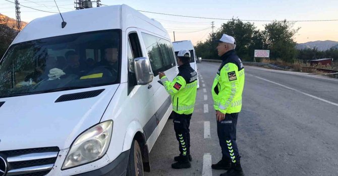 Eğirdir’de jandarma trafik uygulamasında 4 servis aracına ceza kesildi