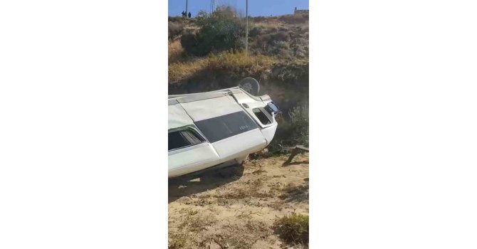 Uçurumdan yuvarlanan servisin sürücüsü yaralandı