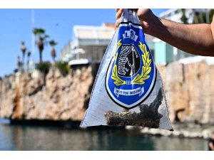 Antalya’da deniz dibinden oksitlenmiş tabanca ve 2 bisiklet çıktı