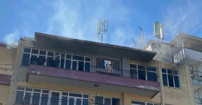 Apartmanda çıkan yangında balkonda mahsur kalan 5 çocuğu itfaiye ekipleri kurtardı