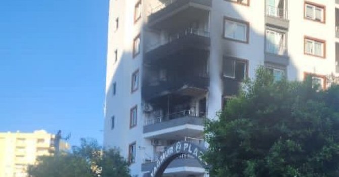 Apartman dairesi çıkan yangında kullanılamaz hale geldi