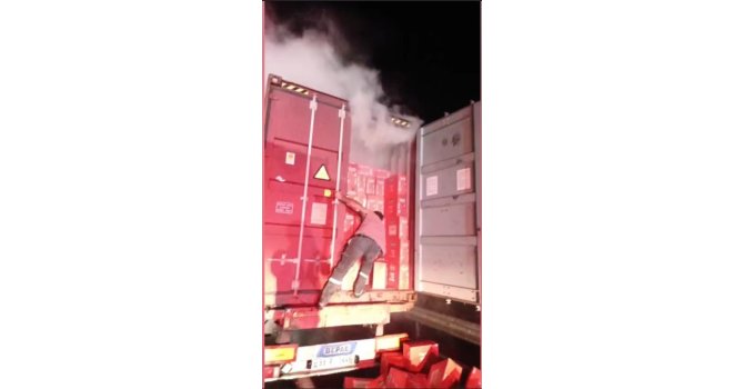 Seyir halindeki tır alev aldı: Makarnaları dorseden atarak kurtarmaya çalıştı