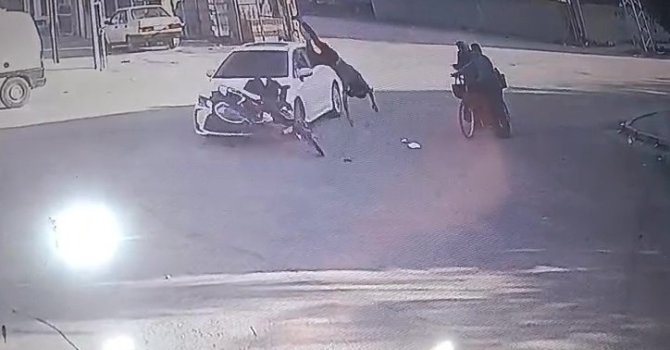 Kazada savrulan motosikletin sürücüsü yaşlı çiftin üzerine uçtu: 4 yaralı