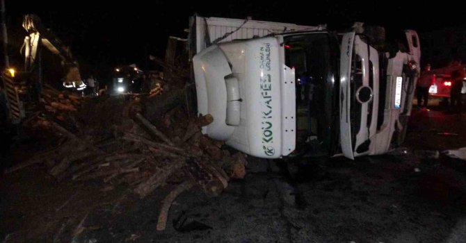Antalya’da odun yüklü kamyon devrildi, trafik 3 saat durdu