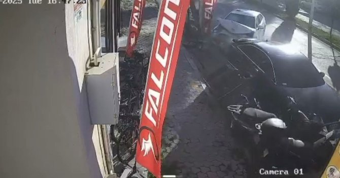 Osmaniye’de kontrolden çıkan otomobil park halindeki araçlara çarptı