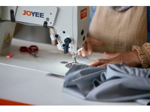 Kepez’de belediye personelinin üniformaları kadın eliyle üretilip tasarruf sağlanıyor