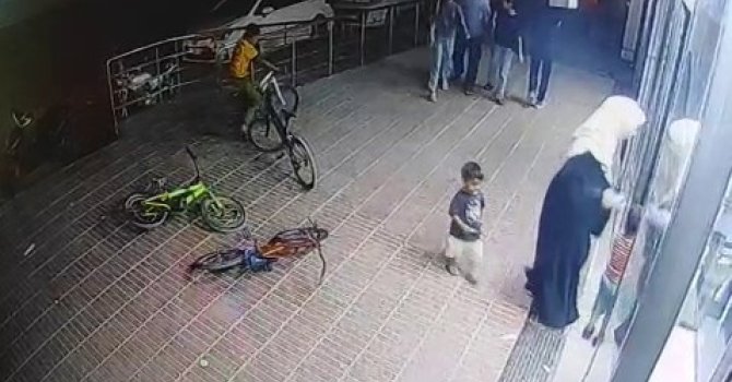Markete alışveriş için girdi, bisikleti çalındı: Hırsızlık anı kameraya yansıdı