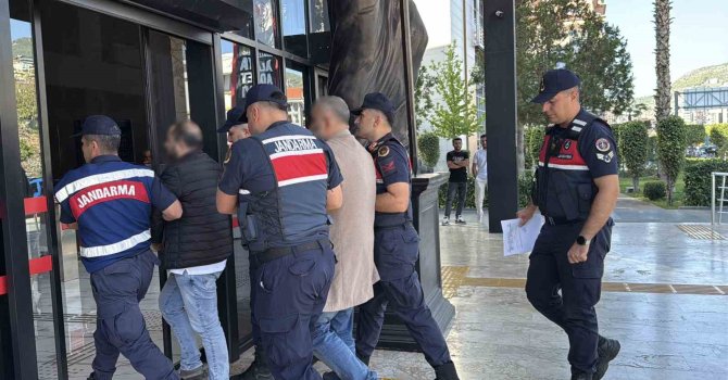 Antalya’da sahte pasaportla 24 milyon liralık arsa vurgunu: 6 gözaltı