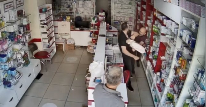 Mersin’de muadil ilaç verdiği için eczacı kalfasının kafasını sopayla yaran saldırgan, cebinden çıkardığı bıçakla üzerine saldırdı