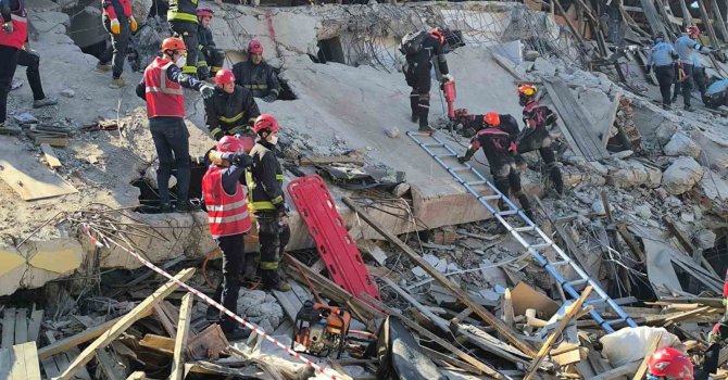Antalya’da yıkımı gerçekleşen riskli yapı enkazında deprem tatbikatı