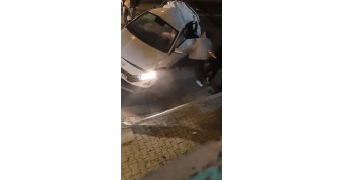 Yolcu otobüsüyle çarpışan otomobilin sürücüsüne ilk müdahale vatandaşlardan