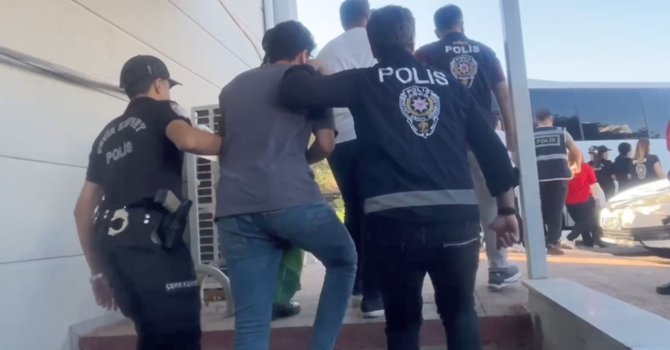 Mersin’de sosyal medyadan dolandıran şebeke çökertildi: 5 tutuklama